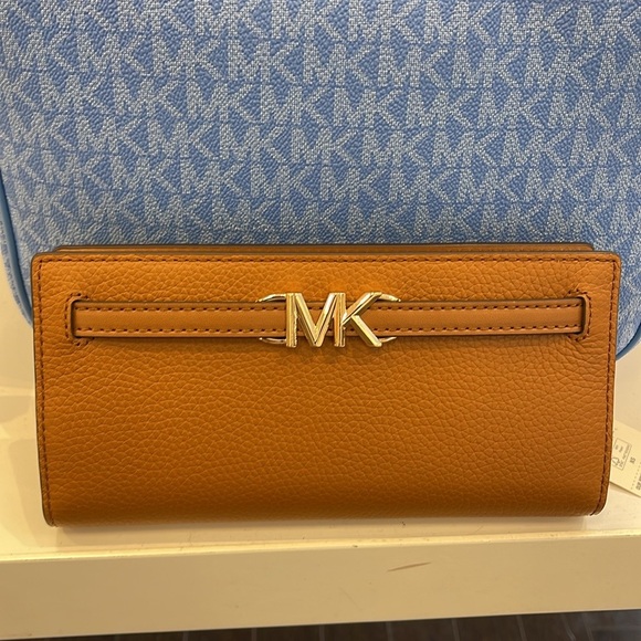 Michael Kors Reed Large Bifold Pebbled Leather Snap Wallet Card Case
Luggage
NWT - Picture 14 of 16